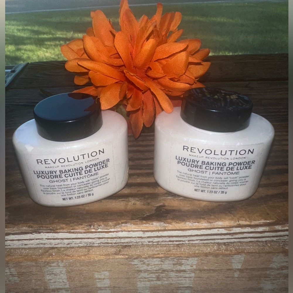 Revolution (2) Luxury Baking Powder - Ghost Shade - NEW